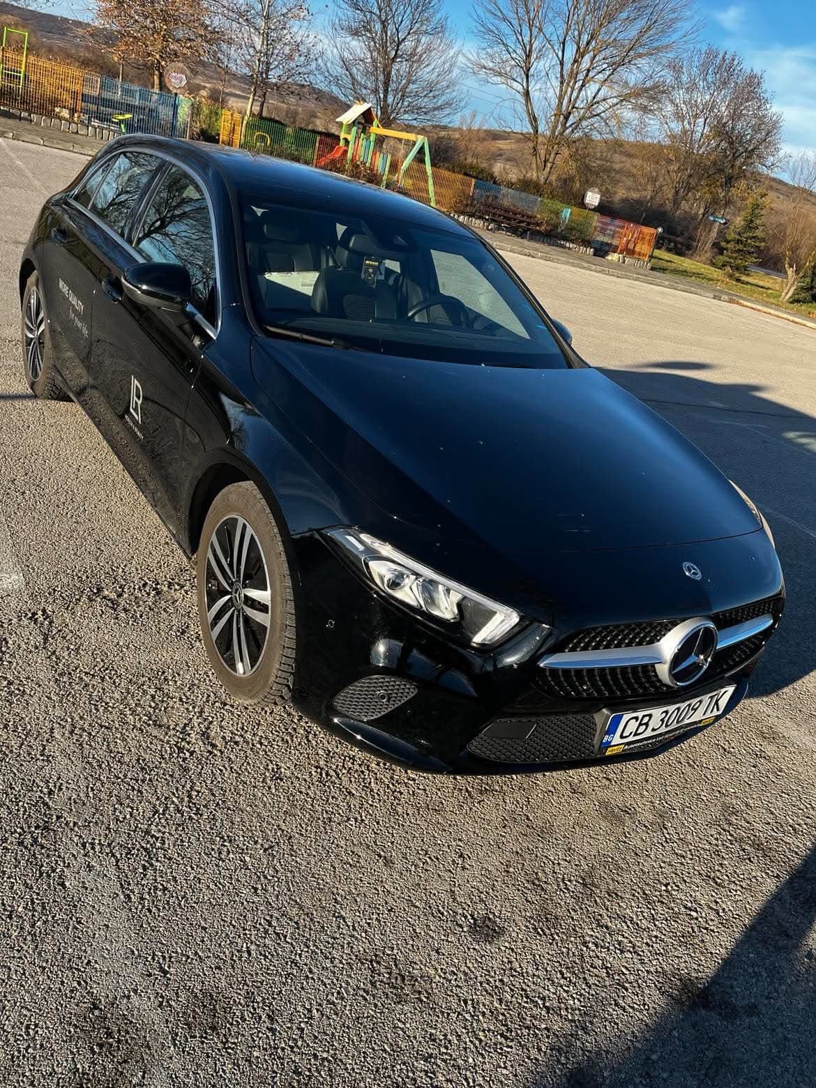 Брандиран с LR Mercedes A-Class, отпред под синьо небе